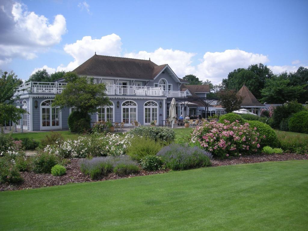 Etiolles Country Club Hotel Exterior photo
